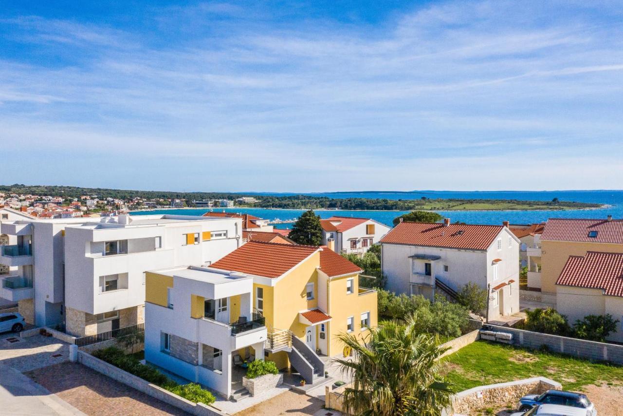 Apartments Yellow Novalja Bagian luar foto