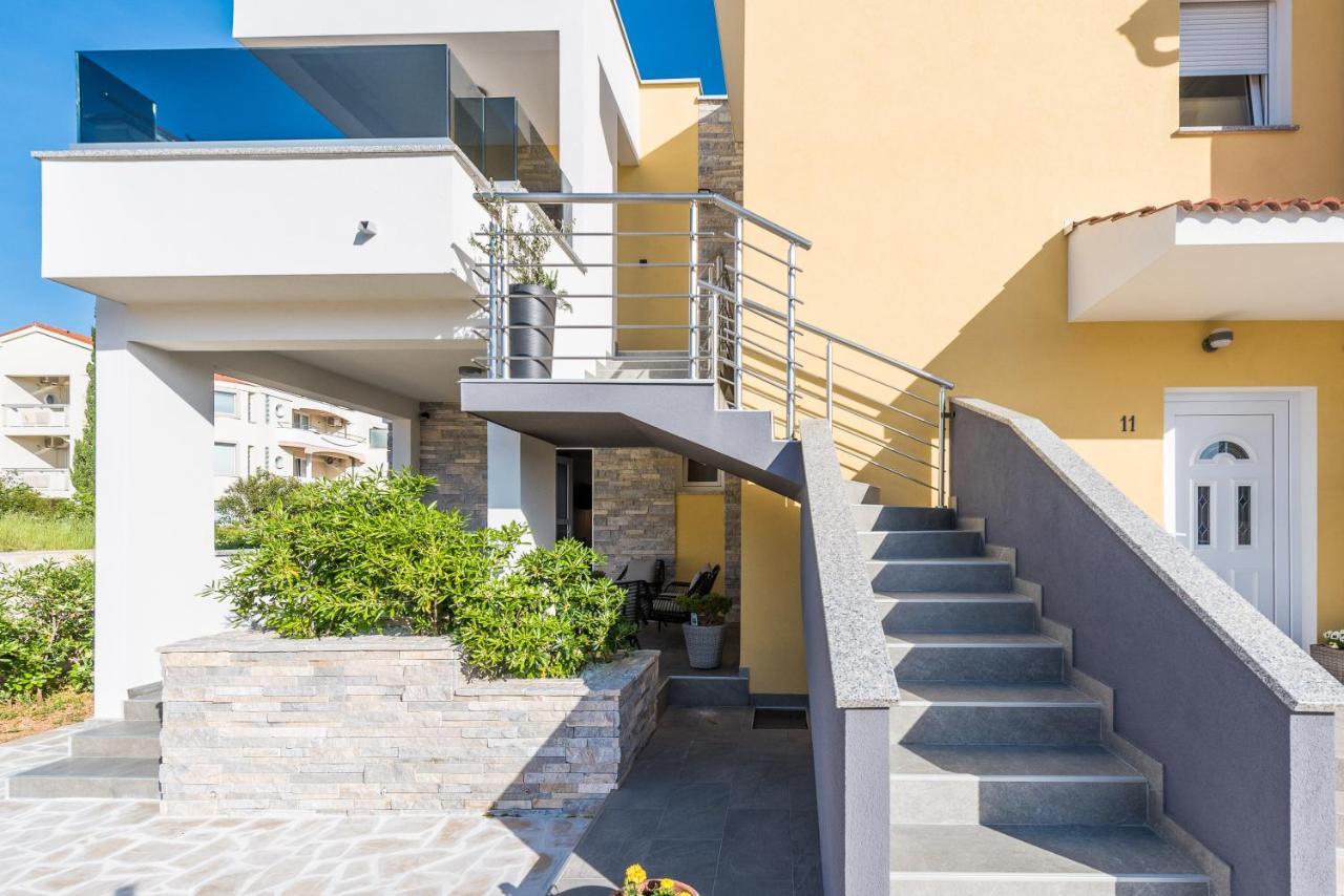 Apartments Yellow Novalja Bagian luar foto